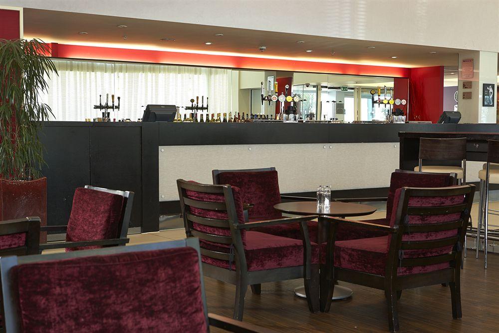 Courtyard By Marriott London Gatwick Airport Hotel Crawley  Exterior photo