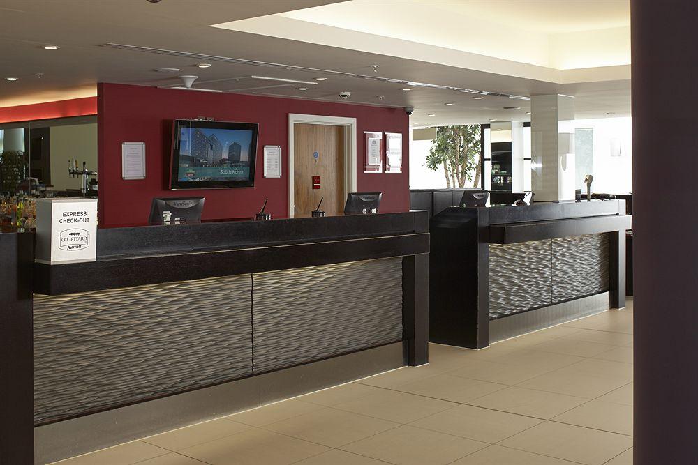 Courtyard By Marriott London Gatwick Airport Hotel Crawley  Exterior photo