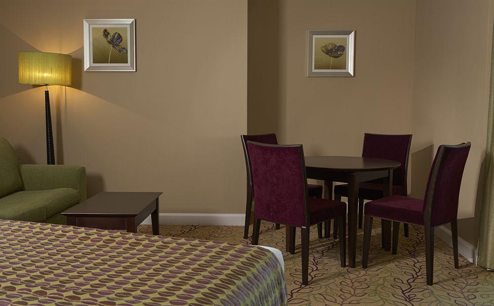 Courtyard By Marriott London Gatwick Airport Hotel Crawley  Exterior photo