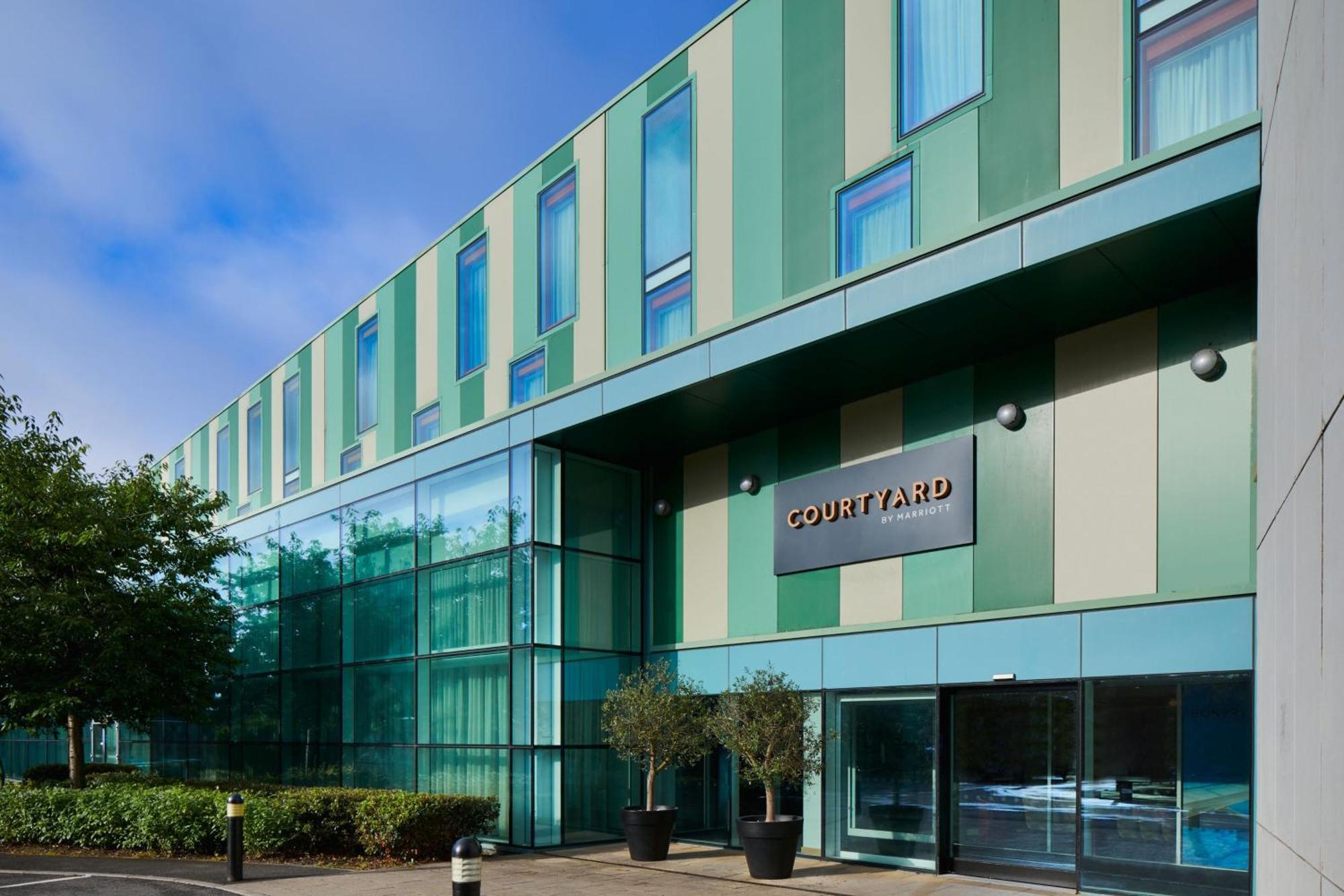 Courtyard By Marriott London Gatwick Airport Hotel Crawley  Exterior photo