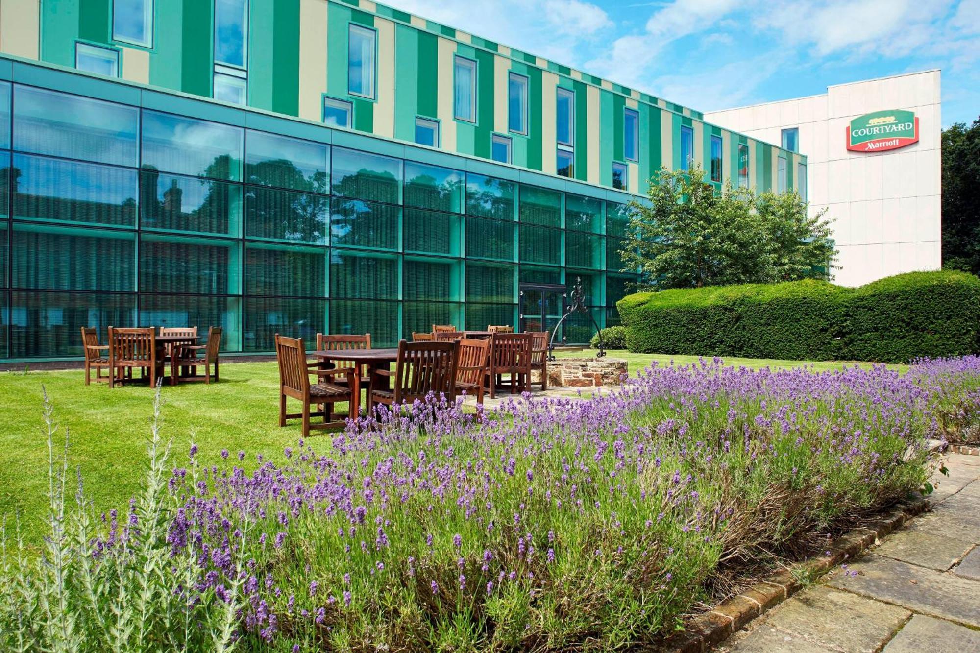 Courtyard By Marriott London Gatwick Airport Hotel Crawley  Exterior photo