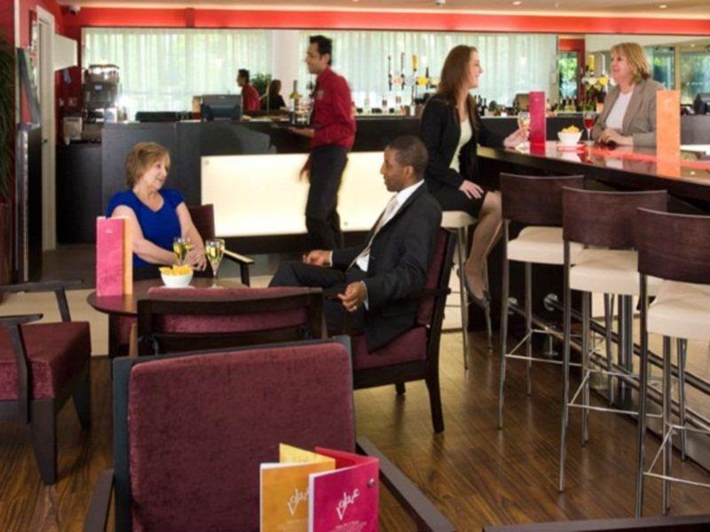 Courtyard By Marriott London Gatwick Airport Hotel Crawley  Facilities photo