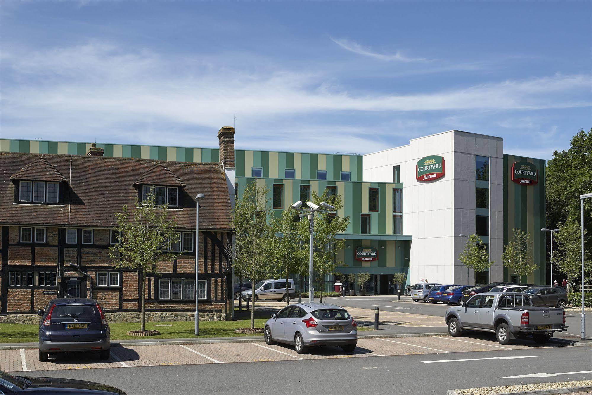 Courtyard By Marriott London Gatwick Airport Hotel Crawley  Exterior photo