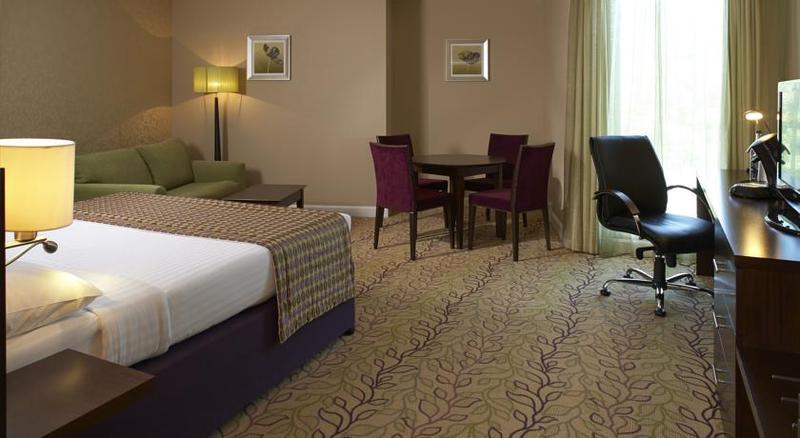 Courtyard By Marriott London Gatwick Airport Hotel Crawley  Exterior photo